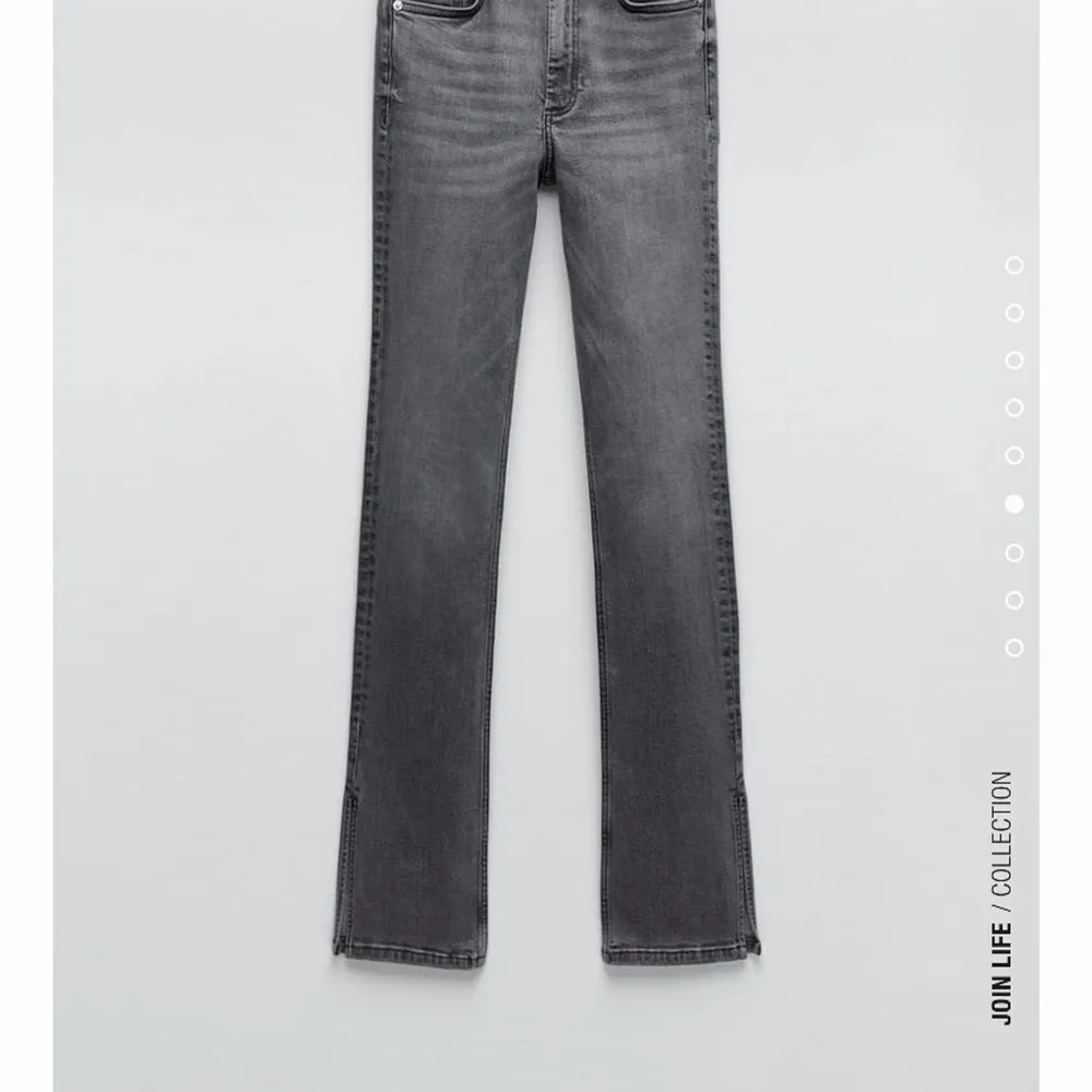 Jätte fina gråa jeans från zara som är använda endast få tal gånger. Jätte bra skick. . Jeans & Byxor.