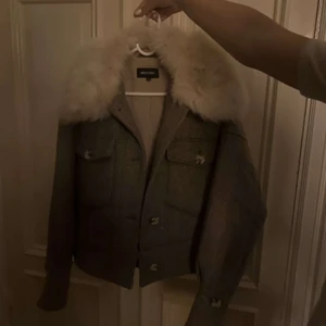 Meotine jacka sm - Säljer min superfina jacka från Meotine då jag fick en likadan i present och var för snabb med att ta bort alla lappar . Passar mig som har xs/s i vanliga fall💕nypris 2800kr, köparen står för frakt!