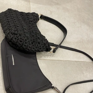 Två stycken väskor från topshop och bershka - Två jätte snygga väskor för 400kr tillsammans!😍 Sällan använda och i bra skick🙌