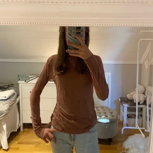 Polo från H&M stl S. Perfekt till hösten - Tunt skönt material. Basicplagg du behöver i garderoben inför hösten.🍁🍂