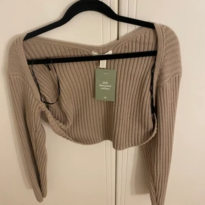 Beige bolero - Beige bolero från HM, aldrig använd med lappen kvar🙌🏼😍