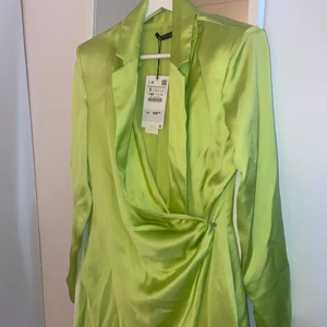Oanvänd klänning - Helt ny klänning från Zara. Skitsnygg passform men beställde en för liten tyvärr. Passar XS-S