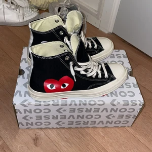 CDG Converse - Säljer nu ett par i princip oanvända CDG converse då jag känner att de inte riktigt passade min stil. Skorna är använda Max 2 gånger, kan tänka mig att gå ner lite i pris, kan frakta eller mötas upp i Västerås