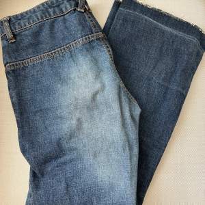 Ett par gamla vintage jeans utan fickor i bak, låg midjade och trendiga, från hennes💗