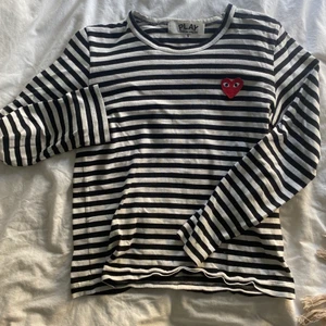 Cdg Tröja - Säljer min Cdg långärmade tröja i storlek S men skulle säga att den passar som en xs. Jag säljer då den är för liten för mig. Btw den är äkta.