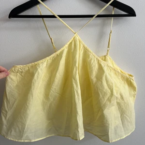 Blus, Gina Tricot  - Gul fin blus från Gina Tricot i stl 38. Aldrig använt, lappen sitter kvar. Banden korsar varandra💛. 