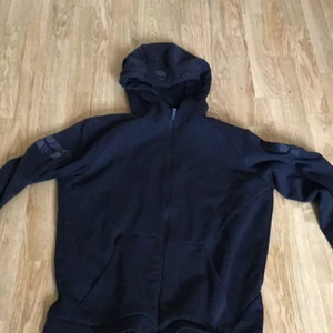 Sail racing Hoodie - ny skick köpt för 1300Kr säljer för 600kr detta är en gammal model av sail racing så den finns ej kvar på hemsidor/butiker