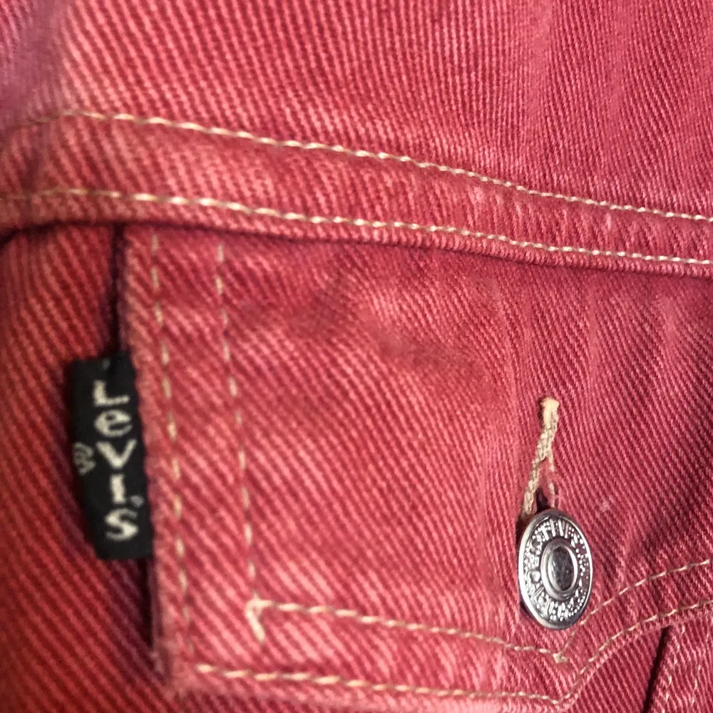 Säljer min röda jeansjacka av Levi’s. Den är vintage, sällsynt på grund av att vara under Levi’s ”Black Label”. Perfekt skick. . Jackor.
