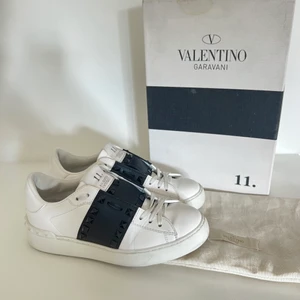 Valentino skor - I princip oanvända svarta Valentino skor i strl 36,5 men är stora i storleken så passar större. Kommer med dustbag och skolåda - skriv om ni har frågor eller vill ha fler bilder 🙌🏼