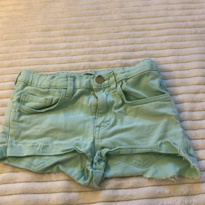 Turkosa shorts - Har använt mycket innan men dom passar inte längre 