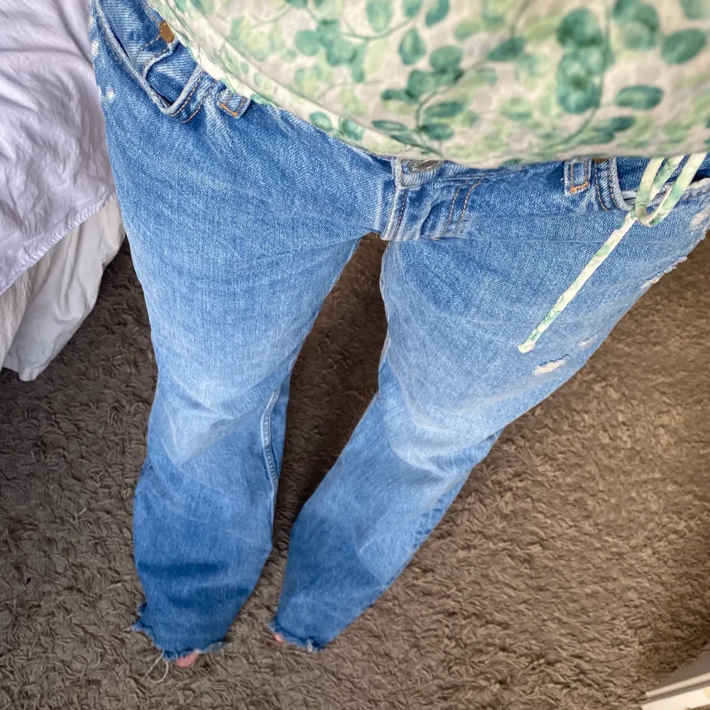 Så snygga lite over sized flare jeans med låg midja, använda cirka 3 gånger då jag har flera andra liknande! 💓💓💓. Jeans & Byxor.