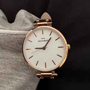 Säljer denna mockberg klockan du kan byta ut bandet till guld eller annat om du vill det 💘 köpt för 1500kr säljer för 500kr🫶🏼 kan mötas upp samt fraktas🫶🏼