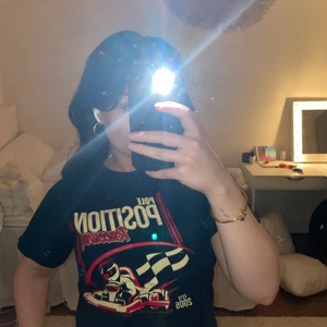 T-shirt  - Supercool svart t-shirt i bra skick. Säljer pga att den inte kommer till användning.