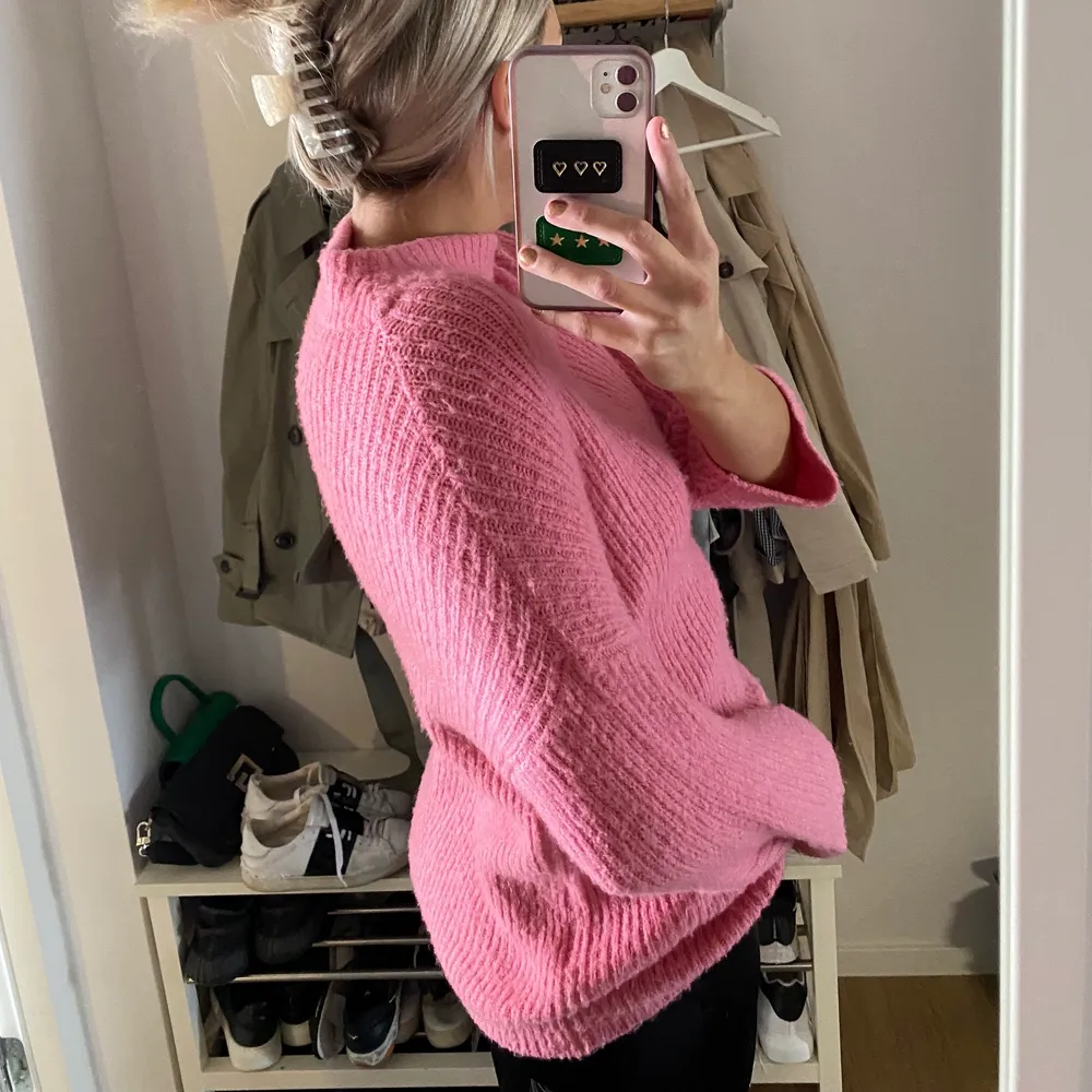Myysig lite oversized rosa stickad tröja. underbar färg och sticks inte 🫶🏼 . Tröjor & Koftor.