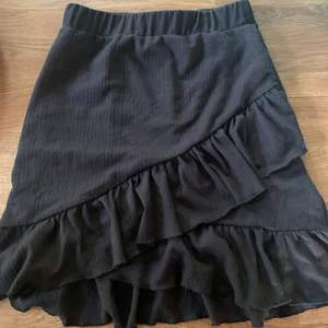 En volang kjol som tyvärr har blivit för liten men super fin och använd sparsamt även fåtal gånger! Köpt förra vinter! 