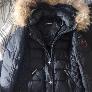 Jacka Rock and blue  - Vinterjacka/höstjacka rock n blue jätte fin, men behöver bytas dragkedja och några knappar går ej stänga längst upp. Men bara den får ny dragkedja så är den bra. Väldigt stor äkta päls på luvan. Strl 36 passar även en 34.