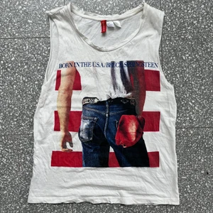 Bruce springsteen linne - Detta linne är ju så coolt!! Köpt på second hand men är i bra skick🌟 Märket är H&M och plagget är i strl S❤️‍🔥 Linnet är helt vitt i ryggen💋