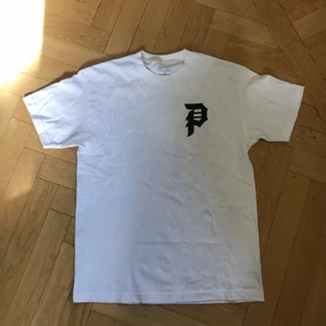 Primitive t shirt - Snygg vit svart blommig t shirt i storlek medium från märket primitive, använd en gång annars helt fläckfri och ny.