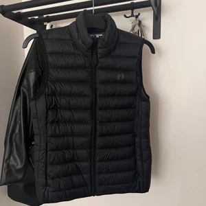 Väst - Väst från Hangten i nyskick, onavänd säljes. Normal i storlek S, köpt på Stadium. 