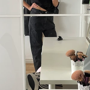 Jeans - Ett par svarta jeans från weekday, de är lash extra high mom jeans men som är stora för mig och blir då mid/low waist. Säljes pga de inte är min stil längre. Hör av er om ni har fler frågor💓