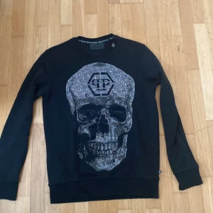 Philip Plein tröja M - Tröjan är väldigt fin och använt 2 gånger ungefär. den har även en fin passform