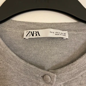 Grå zara kofta - Grå kofta från zara. Vet ej hur mycket frakt kostar men hör av dig om du är intresserad så löser vi det då!