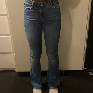 Gina tricot bootcut jeans - Här säljer jag mina ljusblå utsvängda jeans från Gina tricot, jag köpte de för ett tag sen men de är fortfarande i gott skick! De har vart mina favorit byxor länge nu men säljer de p.g.a att de börjar bli små 