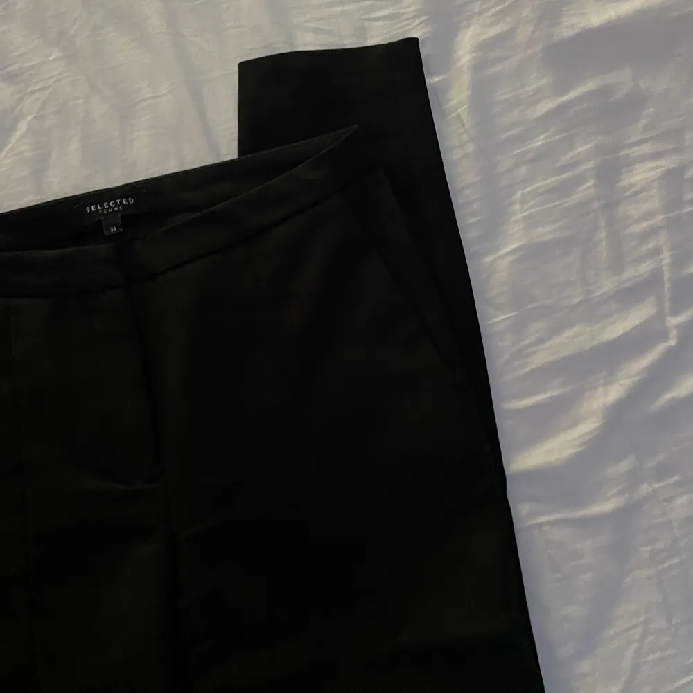 Svarta lågmidjade kostymbyxor. Nyskick. Köparen står för frakten. Hör av dig för mer information!🤍. Jeans & Byxor.