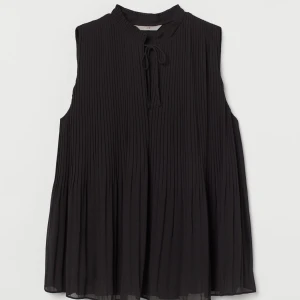 S - Säljer denna slutsålda söta blus/linne från Hm. Använt ett fåtal gånger