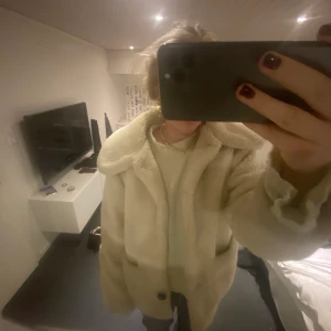 Teddy jacka - Superfin Teddyjacka, som fungerar både nu till hösten och till vintern dock saknar den 2 knappar, hör av er för fler bilder!!!