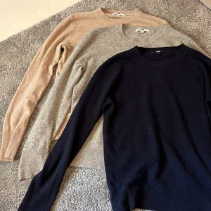 Karsmir tröjor - Intresskoll!! Tre likadana Karsmir tröjor som är i olika färger, mörkblå, grå och även beige! Bra skick, kom privat vid bud och intresse!❤️❤️