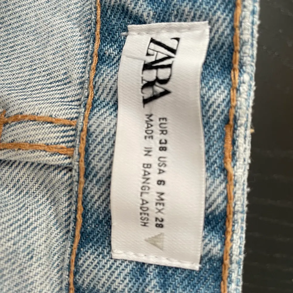 Low Waisted zara jeans i väldigt bra skick. Säljer pga att de inte kommer till användning. Stl 38 men passar mig som brukar ha 36. Och . Jeans & Byxor.