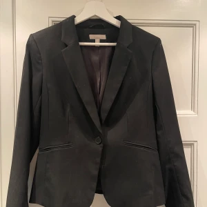 Kostym från H&M - En superfin kostym från H&M 👔 Endast använd vid ett tillfälle. Både kostym och kostymbyxor är i storlek 38. 