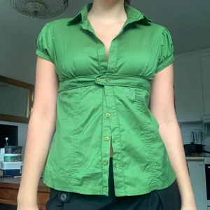 Grön skjorta - Såå fin grön skjorta som formar än jättefint, köpt på humana i Barcelona 