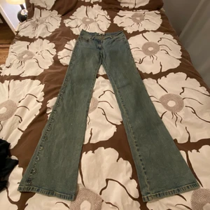 Jeans  - Super coola jeans som är köpta i Frankrike, ganska långa och vida. Själva jeanstyget är glittrigt och har stenar på sidorna. Har dessväre några fläckar. Bättre bilder vid intresse så fixar jag💓 Använder inte köp nu funktionen!! 