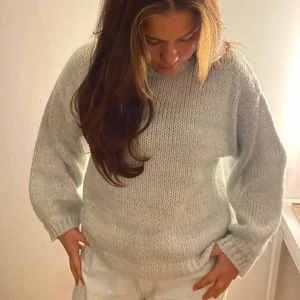 Stickad tröja  - Jätte snygg stickad tröja som är perfekt till hösten! Säljer för 149kr. Är i storlek S.