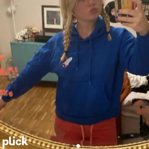 Bershka  - Hoodie frön bernska med raket tryck. Aldrig använd hoodie. Jätte skön och bra material. Väldigt fin färg. Luva. Skriv privat för fler bilder  /frågor. Köparen står för frakten!💕