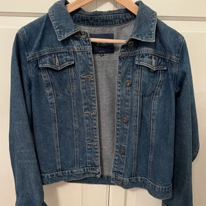 Jeans jacka  - Säljer denna jeans jacka i storlek M men passar även S 💘 använt fåtal gånger går att fraktas men samt mötas upp🫶🏼
