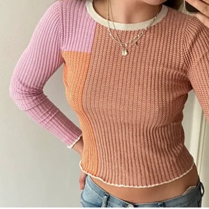 &otherstories topp - Tröja från & other stories. Fungerar både till vardags och till finare tillställningar. Säljer då den inte kommer till användning. Är i väldigt fint skick, nästan som i nyskick. Är i storlek s. Köpte för 600kr och säljer för 159kr. 