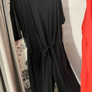 Jumpsuit  - En svart jumpsuit, använd ca 1 gång