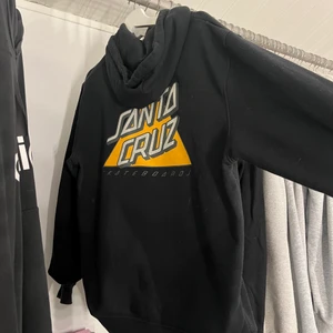 Santa Cruz hoodie  - En svart santa Cruz med tryck 