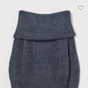 Stickad tröja - Hej säljer denna mörk gåra stickade tröjan från h&m❤️helt ny skriv privat för frågot eller bilder🫶🏼nypris 299