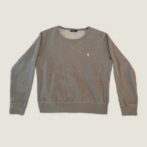 Ralph lauren collage tröja - Jättebra skick, säljer då den tyvärr inte sitter som jag vill (obs bilderna är på en annan tjej!!) skriv privat för fler bilder och intresse❤️