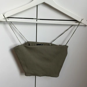 Grön topp - Grön topp från Gina, går att ha på sig med eller utan banden Storlek XS, aldrig använd Frakt tillkommer