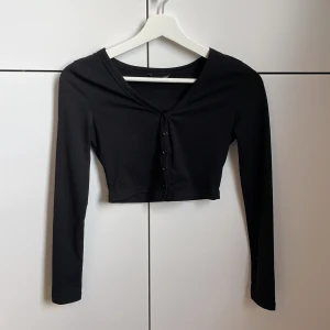 Svart topp - Aldrig använd svart croppad topp! Storlek XS  Frakt tillkommer