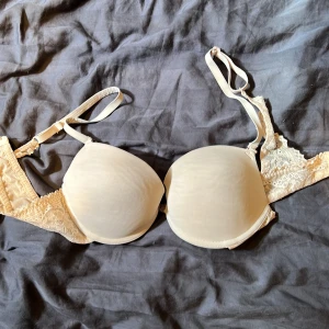 Bh - Knäpps fint i ryggen för att få undan banden. Mycket fint skick, säljer då den inte längre passar.😊 färg nude/beige