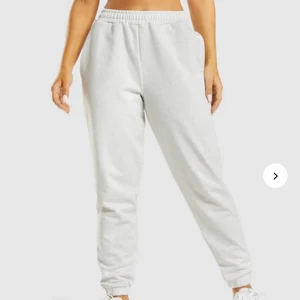 GYMSHARK REST DAY SWEATS JOGGERS - Gymshark rest day mjukis byxor i färgen White Marl i storlek XS. Modellen på bilden bär XS. De är i nyskick. Nypris: 549kr, mitt pris: 300kr plus frakt 66kr🤍