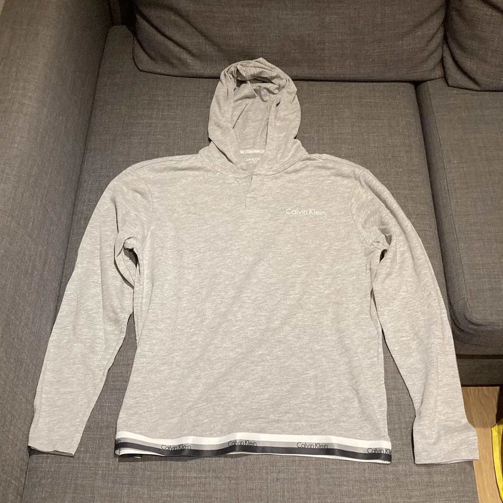 Säljer min Calvin Klein hoodie, den är sparsamt använd och i väldigt bra skick Storlek 164-176 cm, ungefär som S men passar även XS och M  Hör av er för mer frågor . Tröjor & Koftor.