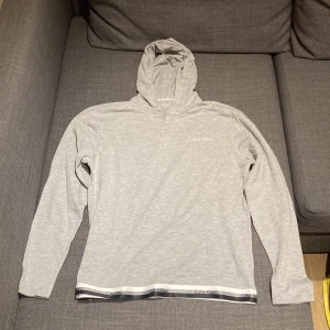 Calvin Klein Hoodie  - Säljer min Calvin Klein hoodie, den är sparsamt använd och i väldigt bra skick Storlek 164-176 cm, ungefär som S men passar även XS och M  Hör av er för mer frågor 