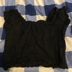 Crop topp - Säljer för 30kr (+frakt).  Använd få gånger.